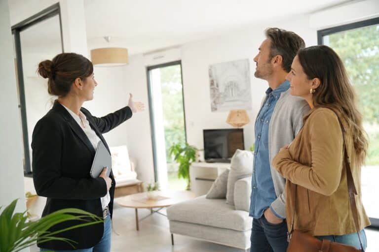 agent immobilier fait visite maison avec couple
