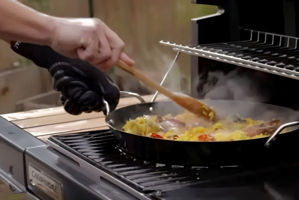 préparation d'une paella sur un barbecue