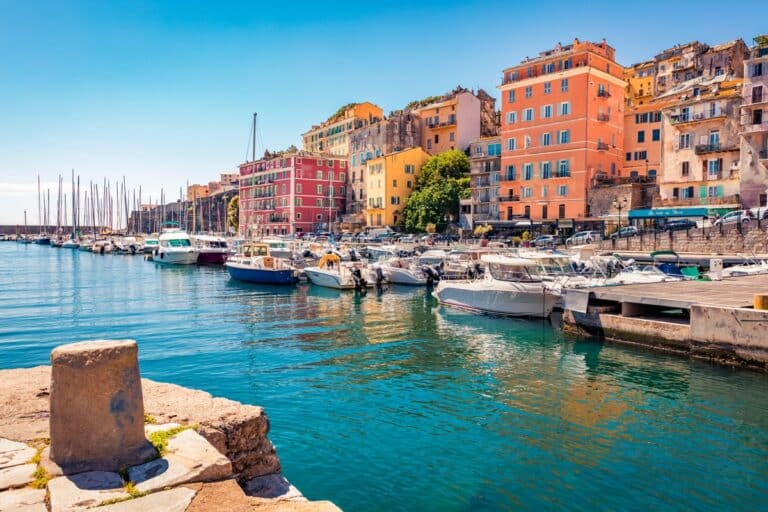 immeubles colorés sur le vieux port de Bastia