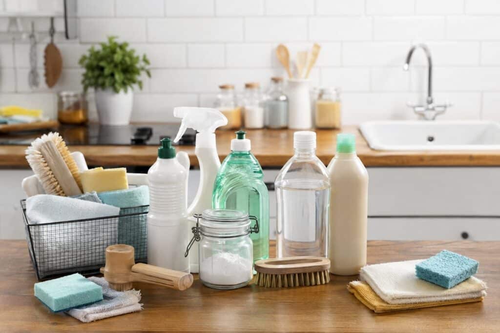 matériel et produits ménagers dans une cuisine