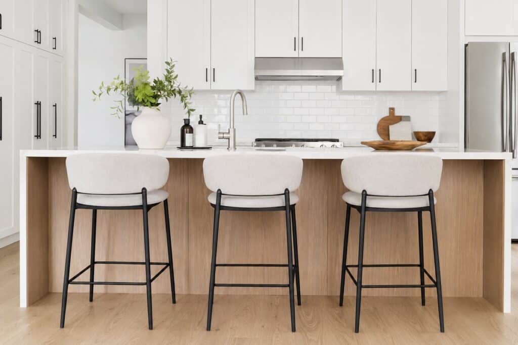 Tabourets hauts dans une cuisine moderne avec îlot central