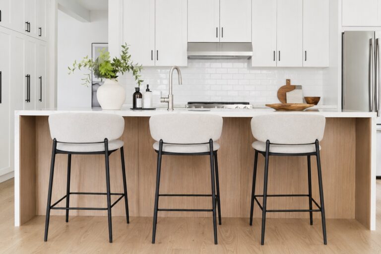 Tabourets hauts dans une cuisine moderne avec îlot central