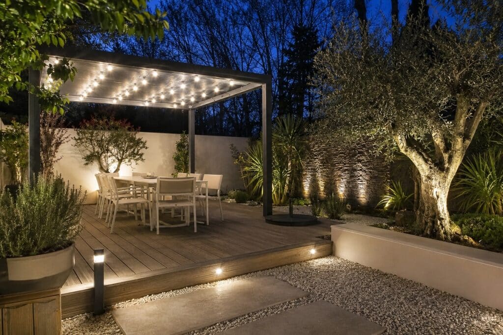 Terrasse de jardin illuminée au crépuscule