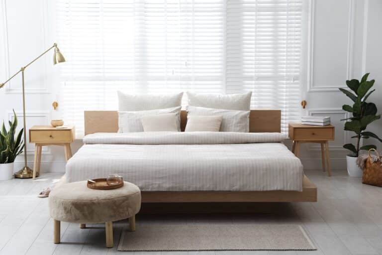 chambre moderne et lumineuse avec un lit en bois