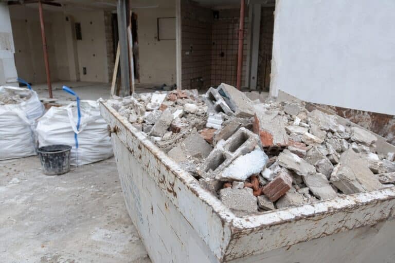 gravats de chantier dans une benne