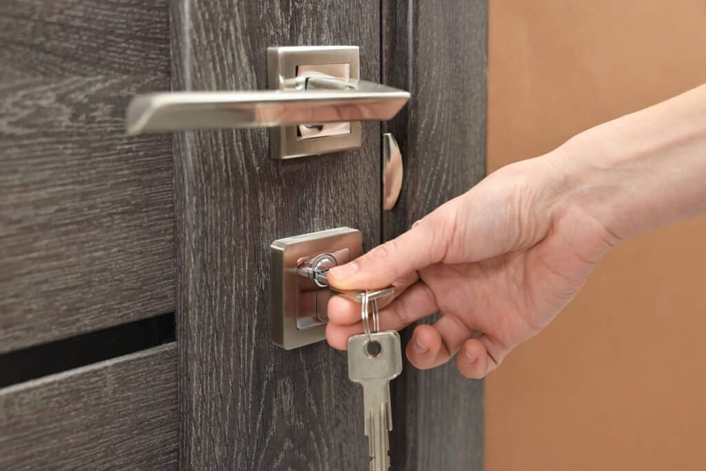 main fermant porte à clef