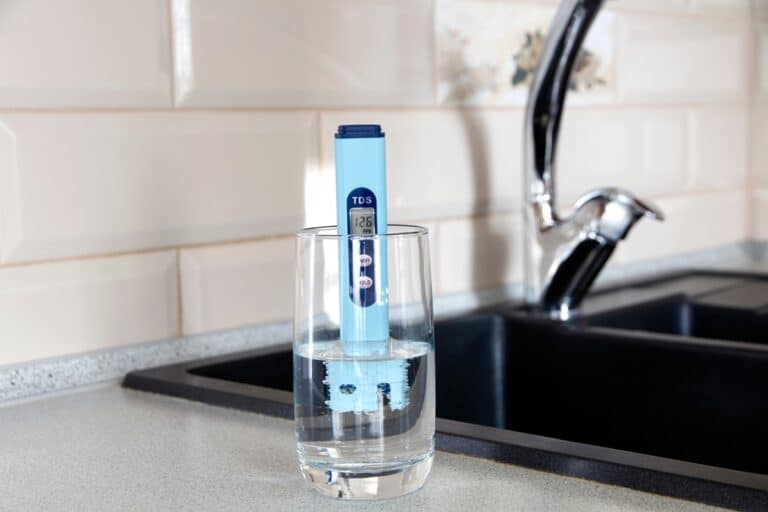 appareil dans un verre d'eau pour mesurer sa dureté