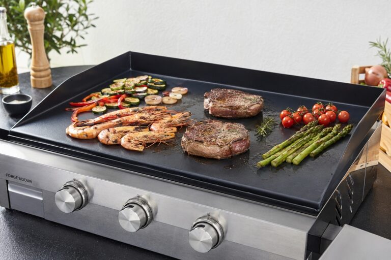 divers aliments cuisent sur une plancha