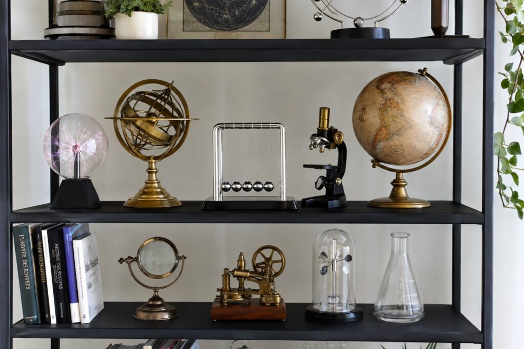 Étagère de curiosités scientifiques