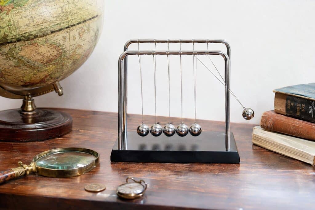 pendule de Newton sur une commode