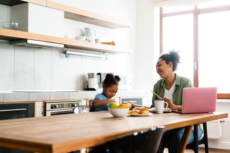 Comment bien entretenir sa table de cuisine