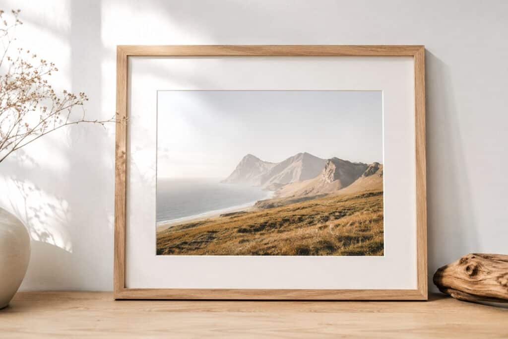 Un tableau de paysage encadré de bois clair dans une décoration naturelle et lumineuse