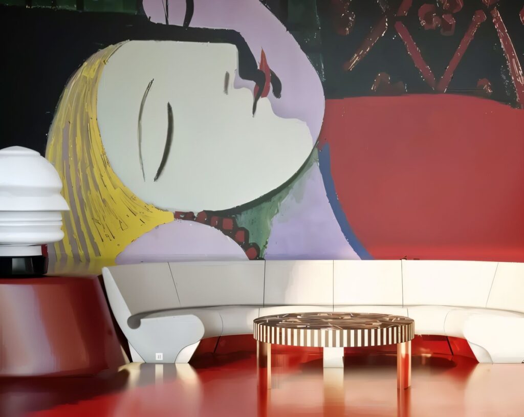 salon avec une grande peinture murale style Picasso