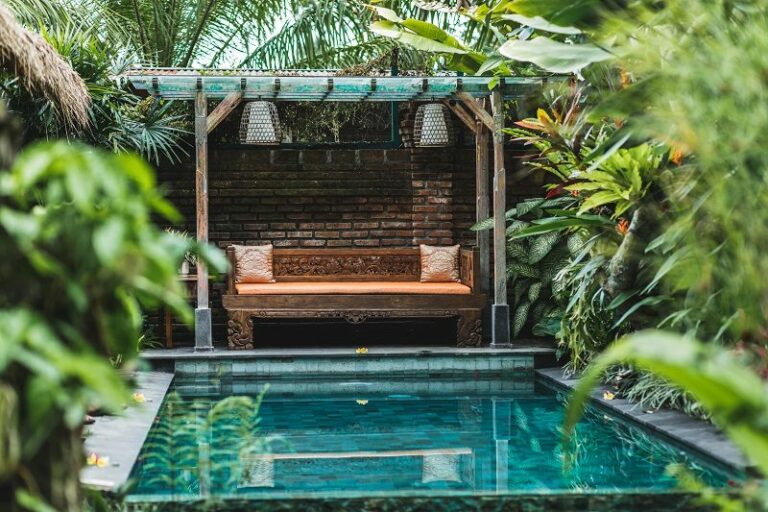 créer une piscine dans un petit jardin