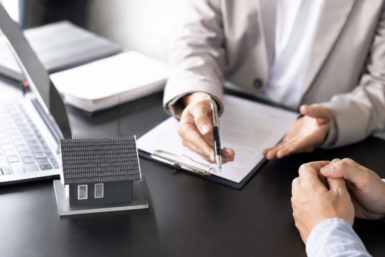 signature d'un contrat d'assurance prêt immobilier