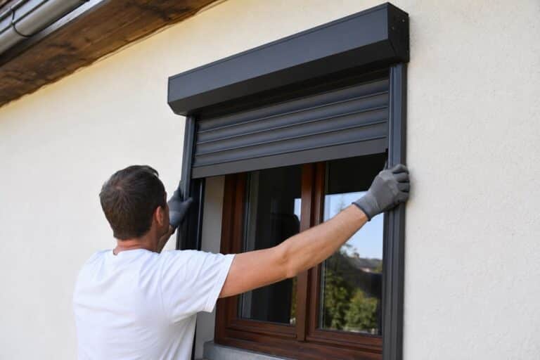 homme qui installe un volet roulant