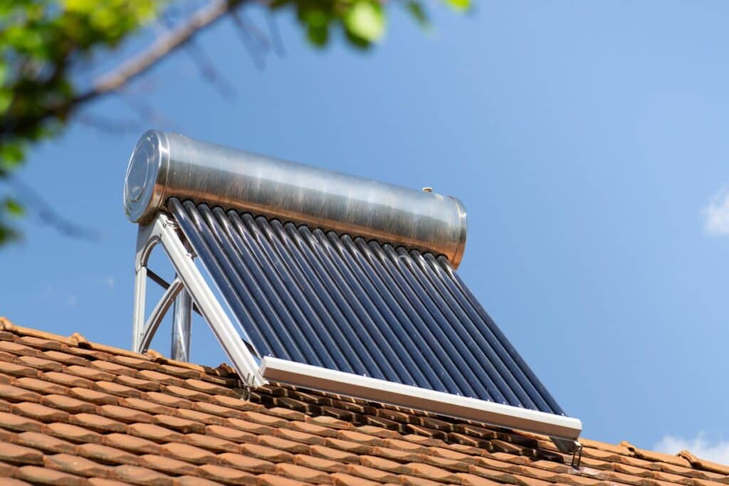 panneau solaire chauffe eau sur un toit de tuiles
