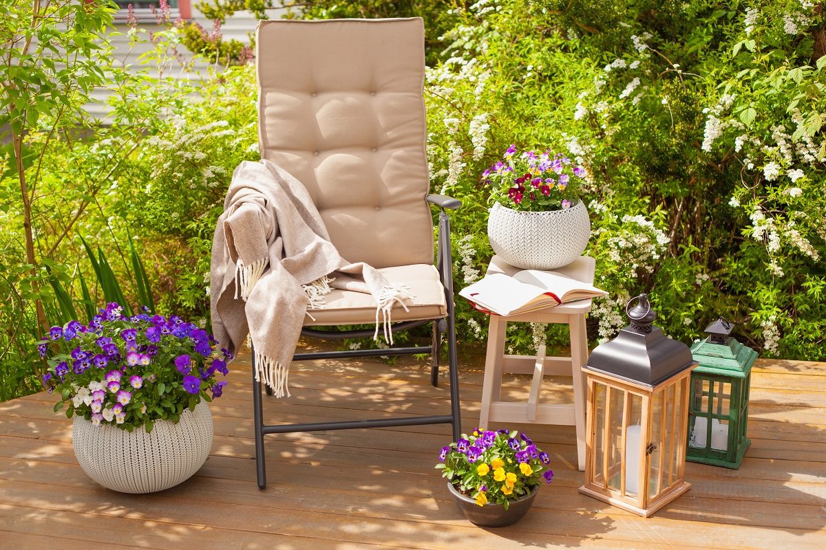 mobilier jardin sur terrasse et plantes