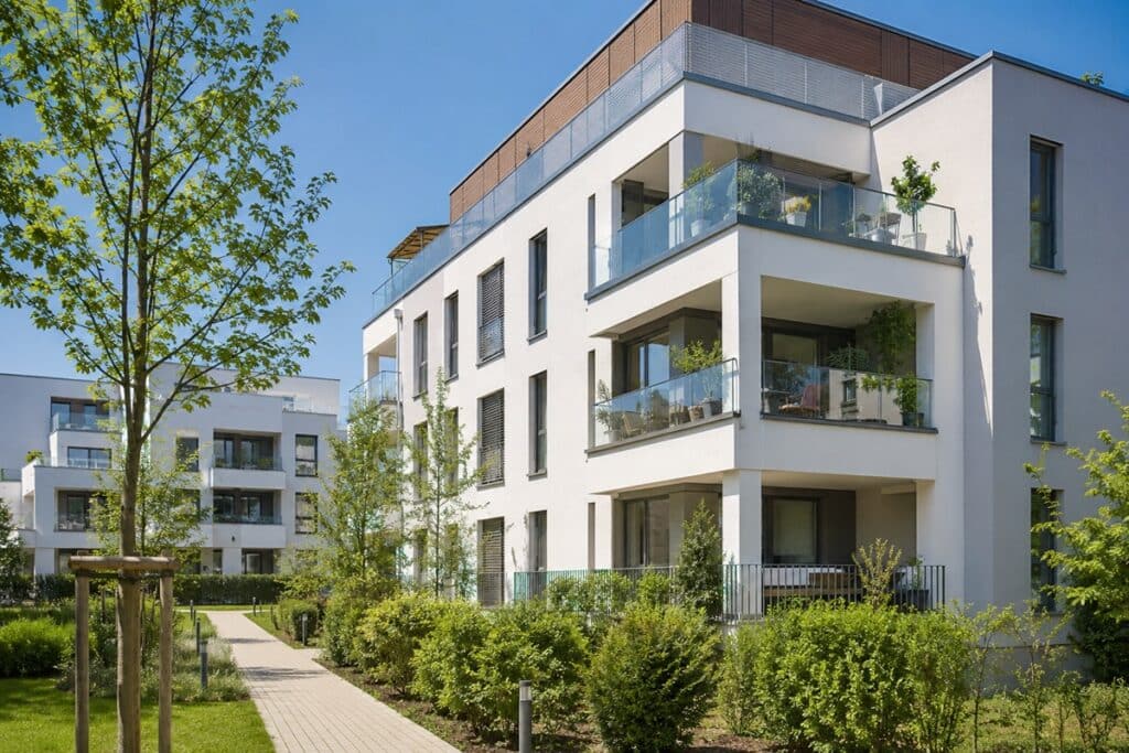 Résidence moderne au cœur d’un jardin paysager