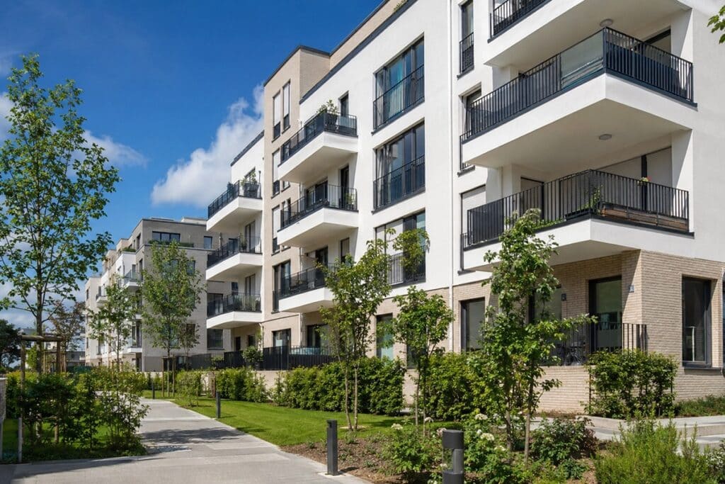 Résidence moderne au cœur d’un jardin paysager