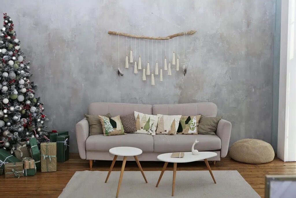 beau salon avec canapé gris et oeuvre en macramé