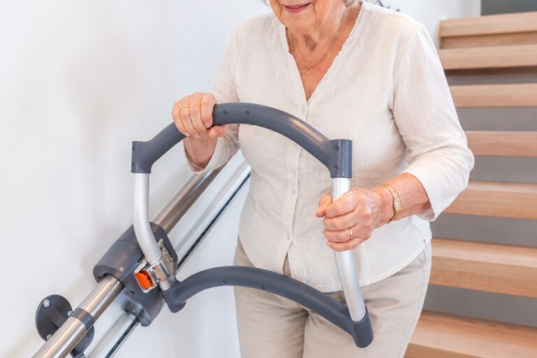 Femme senior utilisant un déambulateur d’escalier