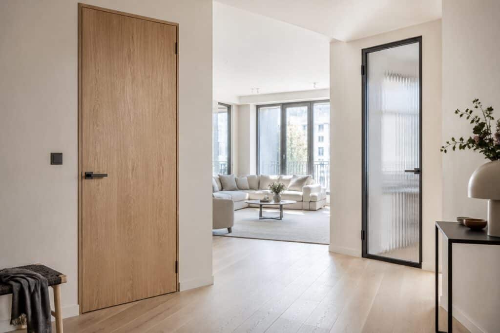 Portes en chêne et porte en verre cannelé dans un intérieur contemporain