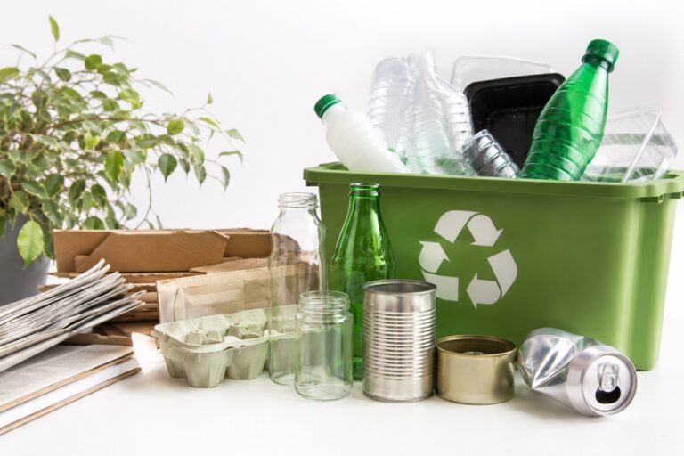 emballages recyclables et poubelle de tri