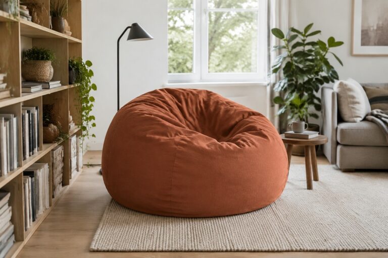 Pouf géant terracotta dans un coin lecture