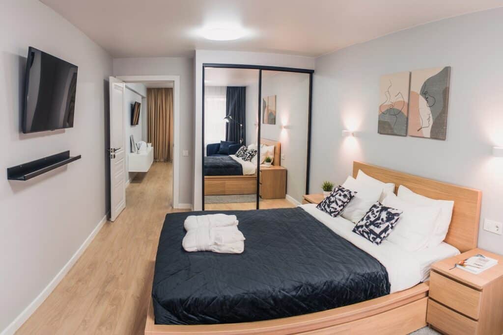 chambre contemporaine avec lit en bois et oreillers tendances