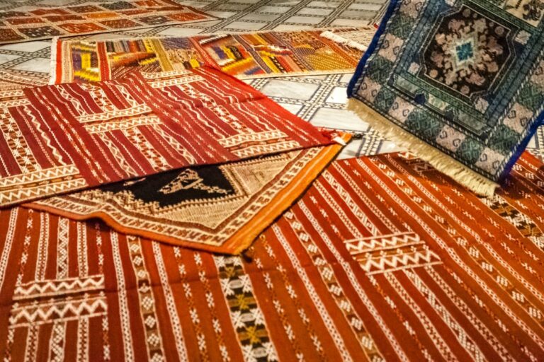 des tapis berbères sur le sol