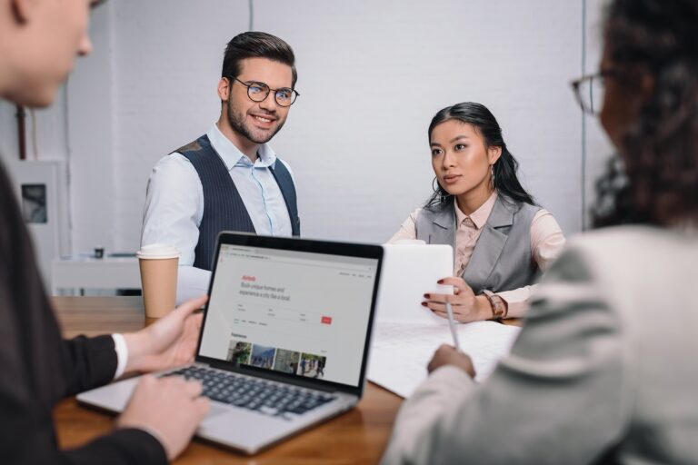 société de gestion airbnb avec un couple de clients