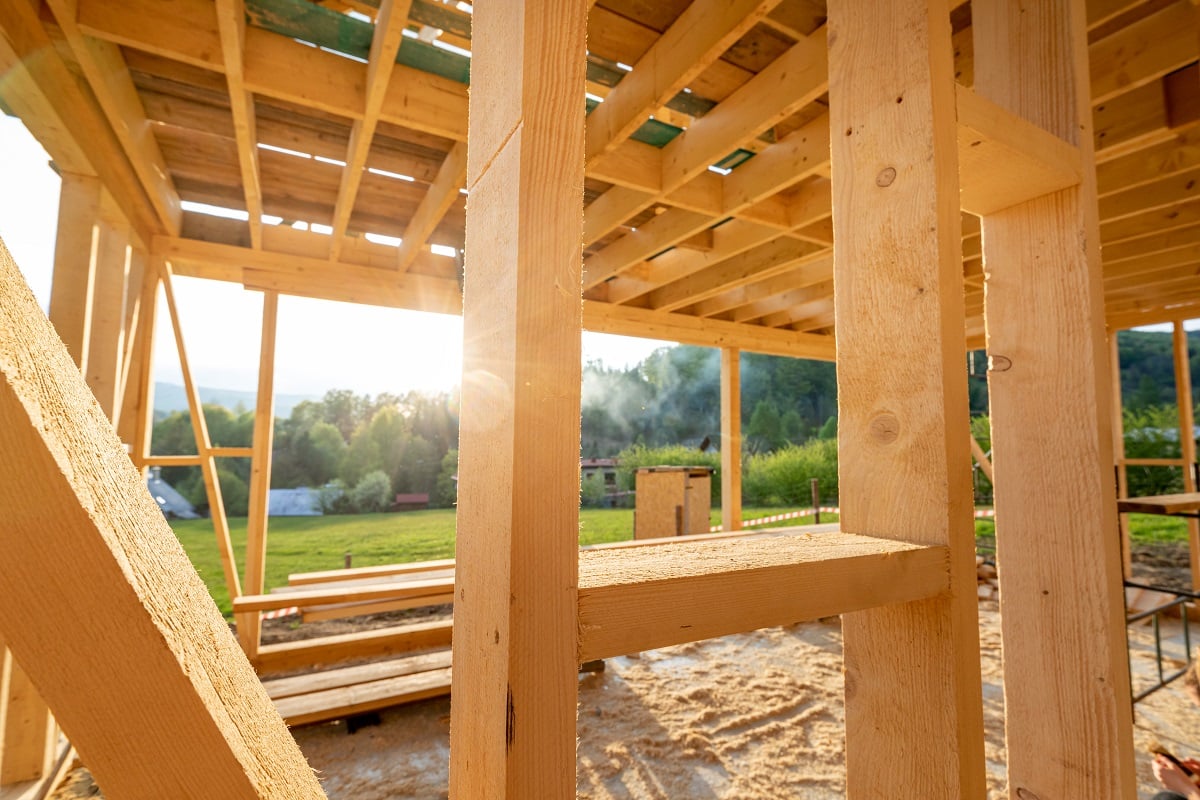 Construire maison en bois norme RE2020