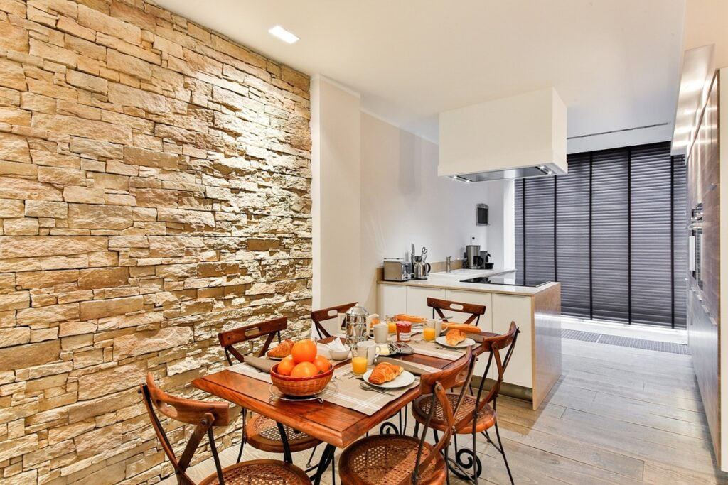 cuisine moderne avec un mur d'accent en pierre de parement