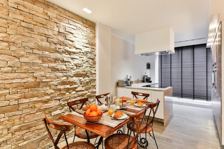 cuisine moderne avec un mur d'accent en pierre de parement