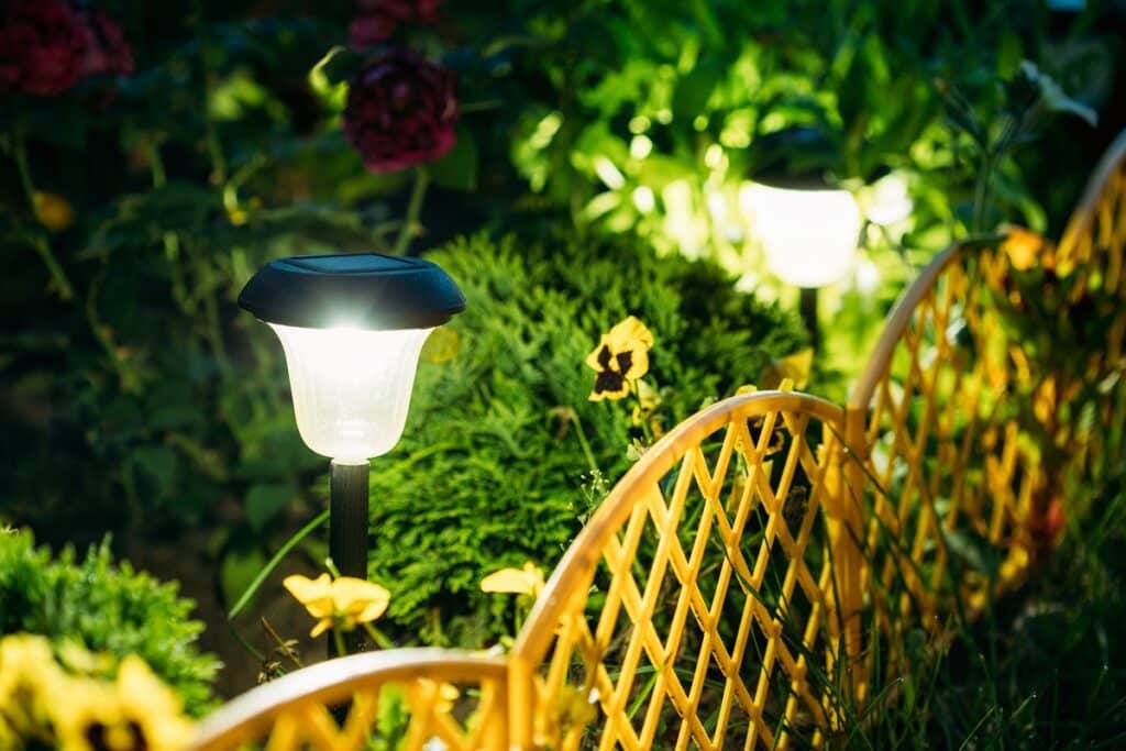 lampes solaires dans le jardin