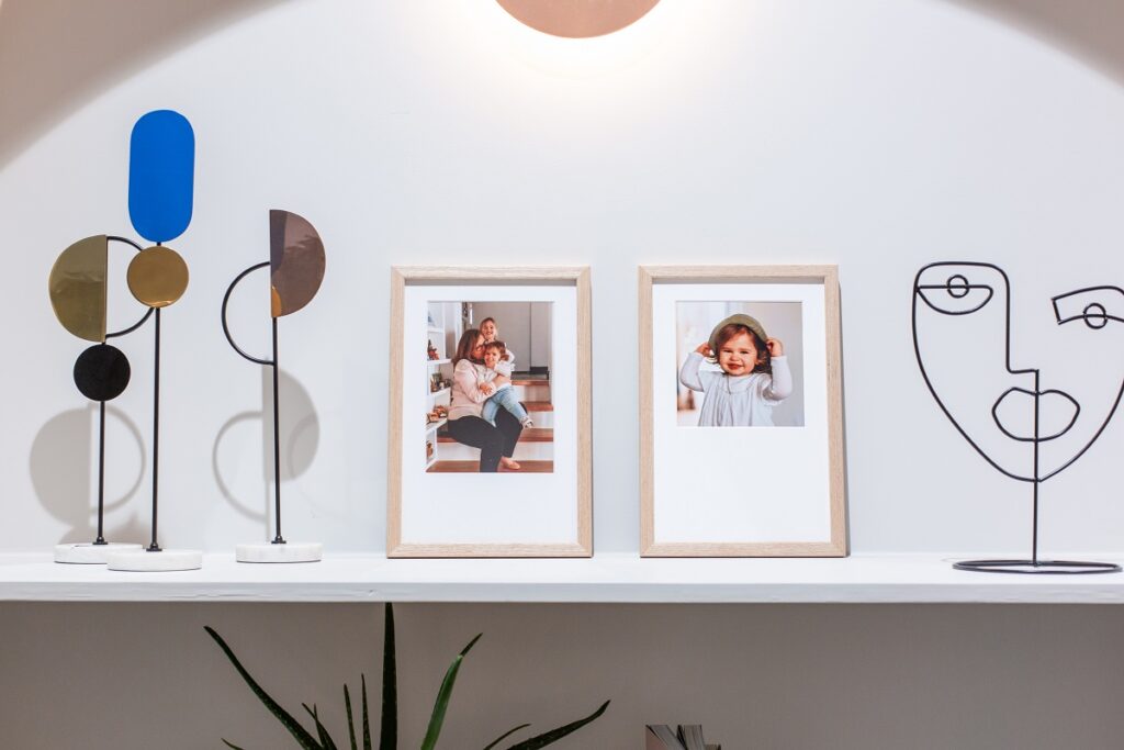 mur de maison décoré avec des photos de famille
