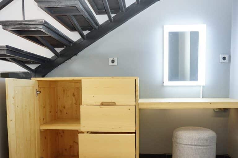 coiffeuse sous escalier