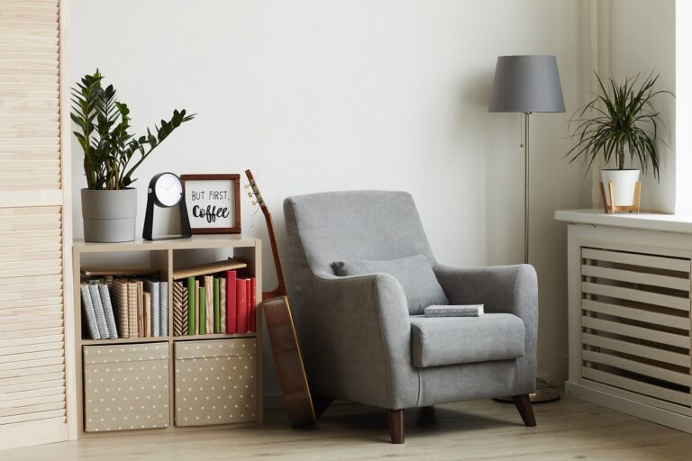 coin lecture aménagé avec un fauteuil confortable
