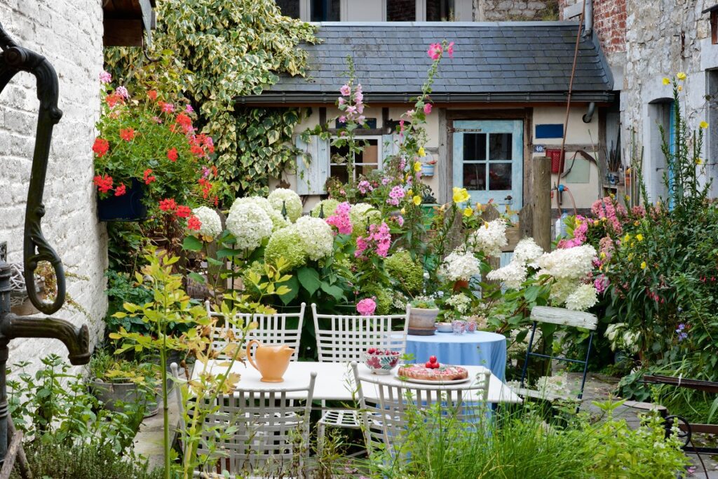 petit jardin cosy derrière une petite maison