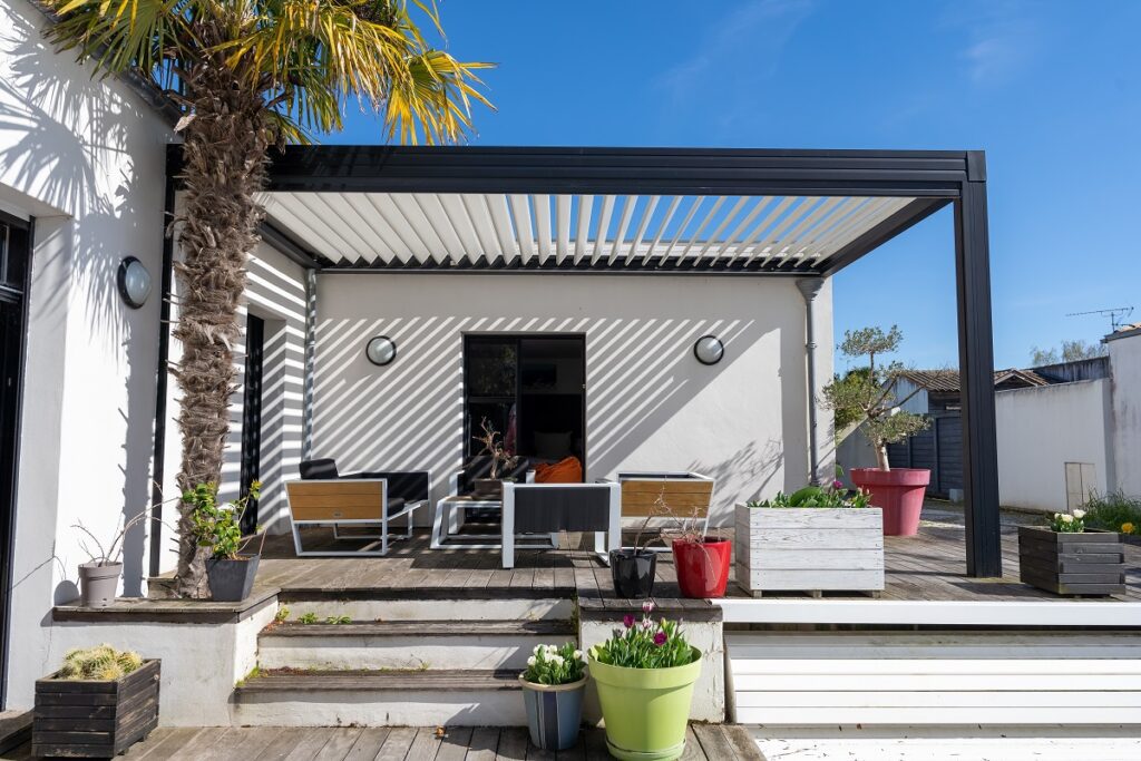 pergola bioclimatique sur une grande terrasse