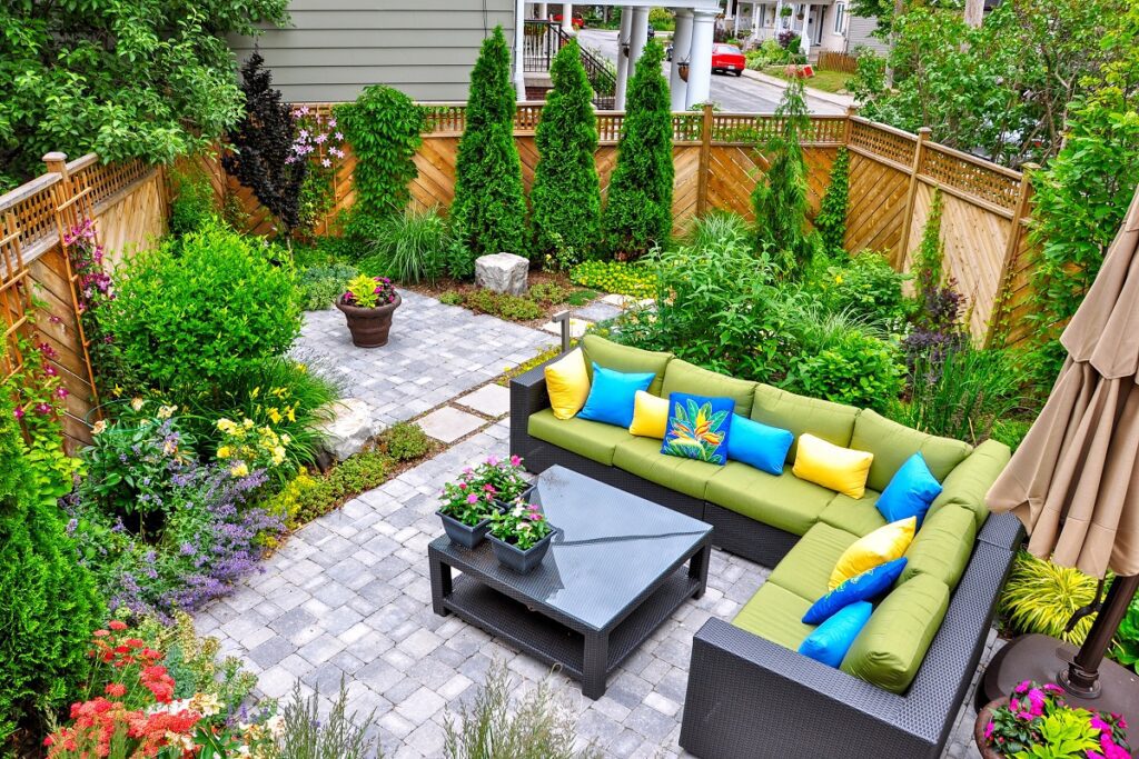 terrasse avec salon de jardin et coussins colorés