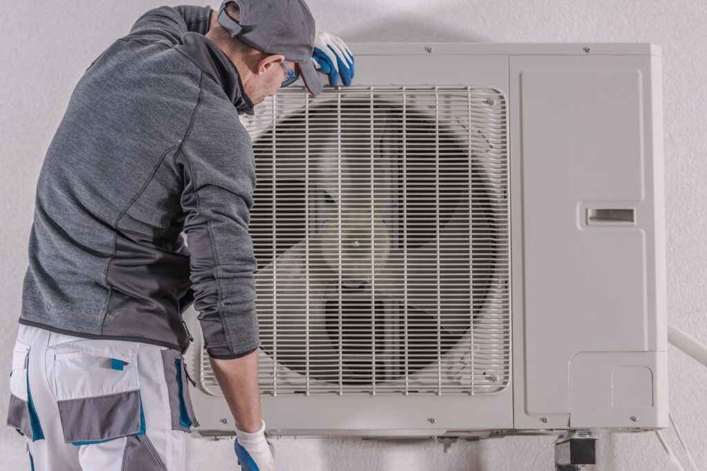 expert qui installe une pompe à chaleur