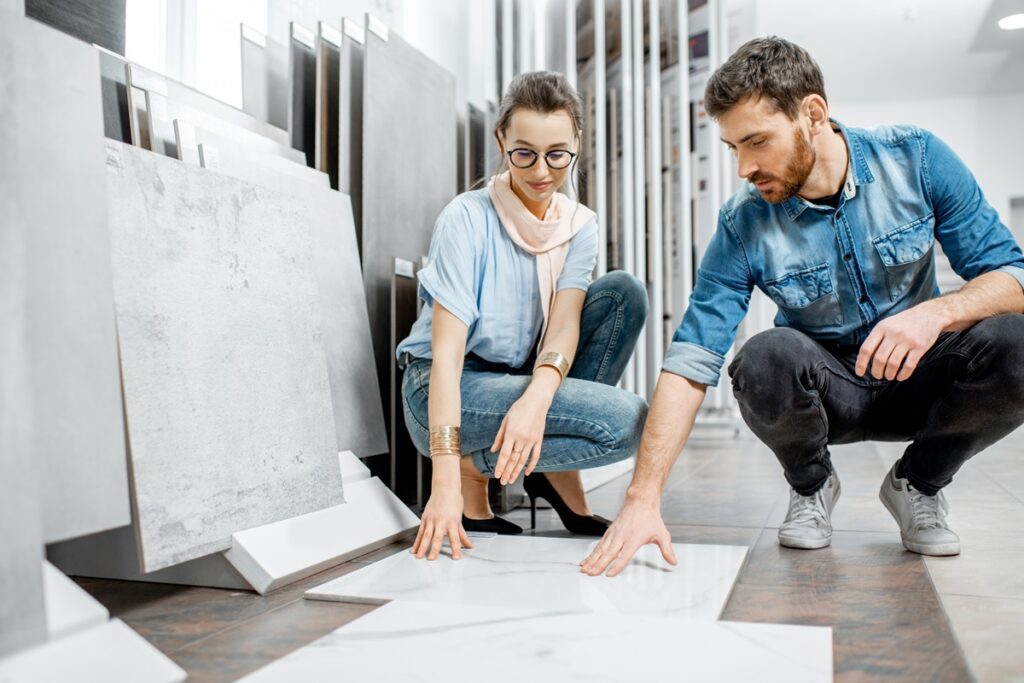 cliente avec un vendeur de carrelage dans un showroom