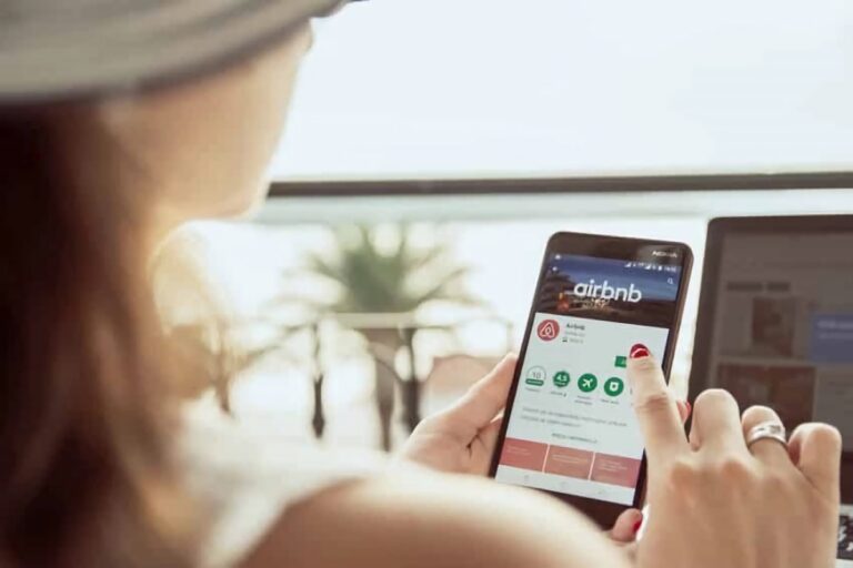 femme regardant le site airbnb sur son téléphone