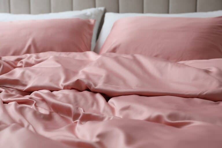 gros plan sur une parure de lit en satin rose