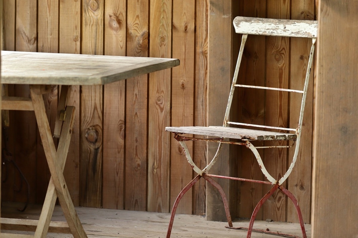 Que faut-il faire pour protéger son mobilier extérieur en bois pour l’été