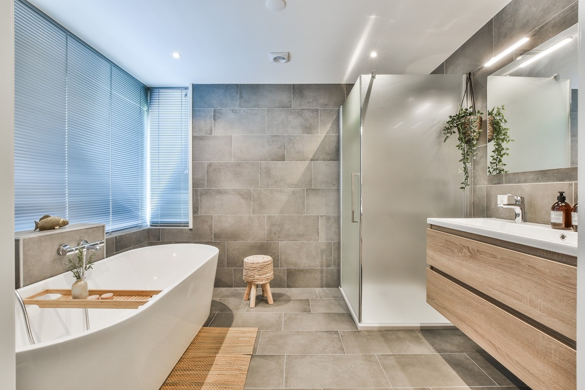 Quels matériaux choisir pour une salle de bains moderne et durable