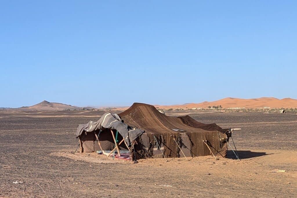 Camp nomade du désert avec tente berbère traditionnelle en Algérie