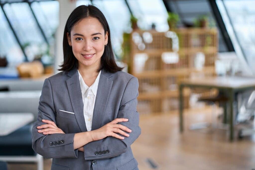 agent immobilier qui pose devant son agence